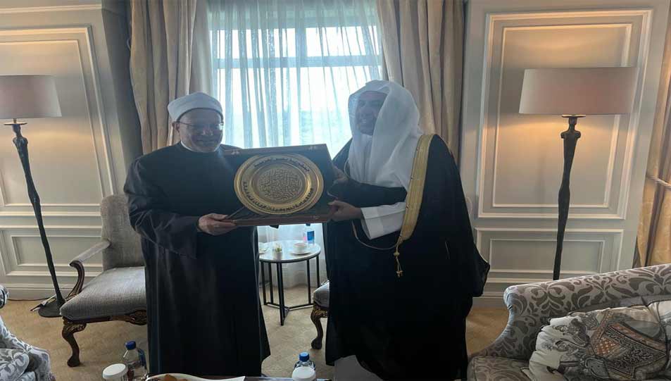 Egypt's Mufti meets with MWL's Secretary General, delivers him honorary shield for world peace efforts   