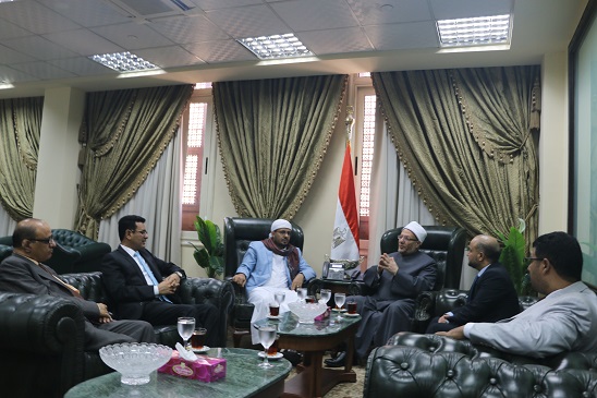 Egypt’s Grand Mufti Meets with Yemen’s Awqaf Minister, Discusses Fostering Religious Cooperation