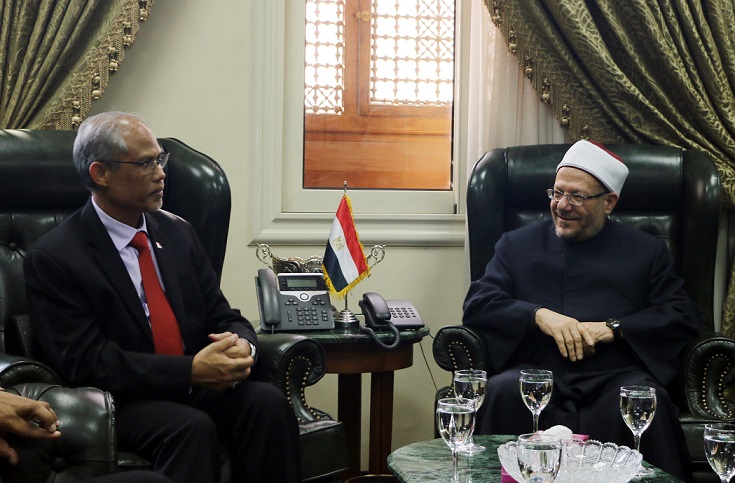 Egypt’s Mufti receives a high-level delegation from Singapore, discusses means of fostering religious cooperation