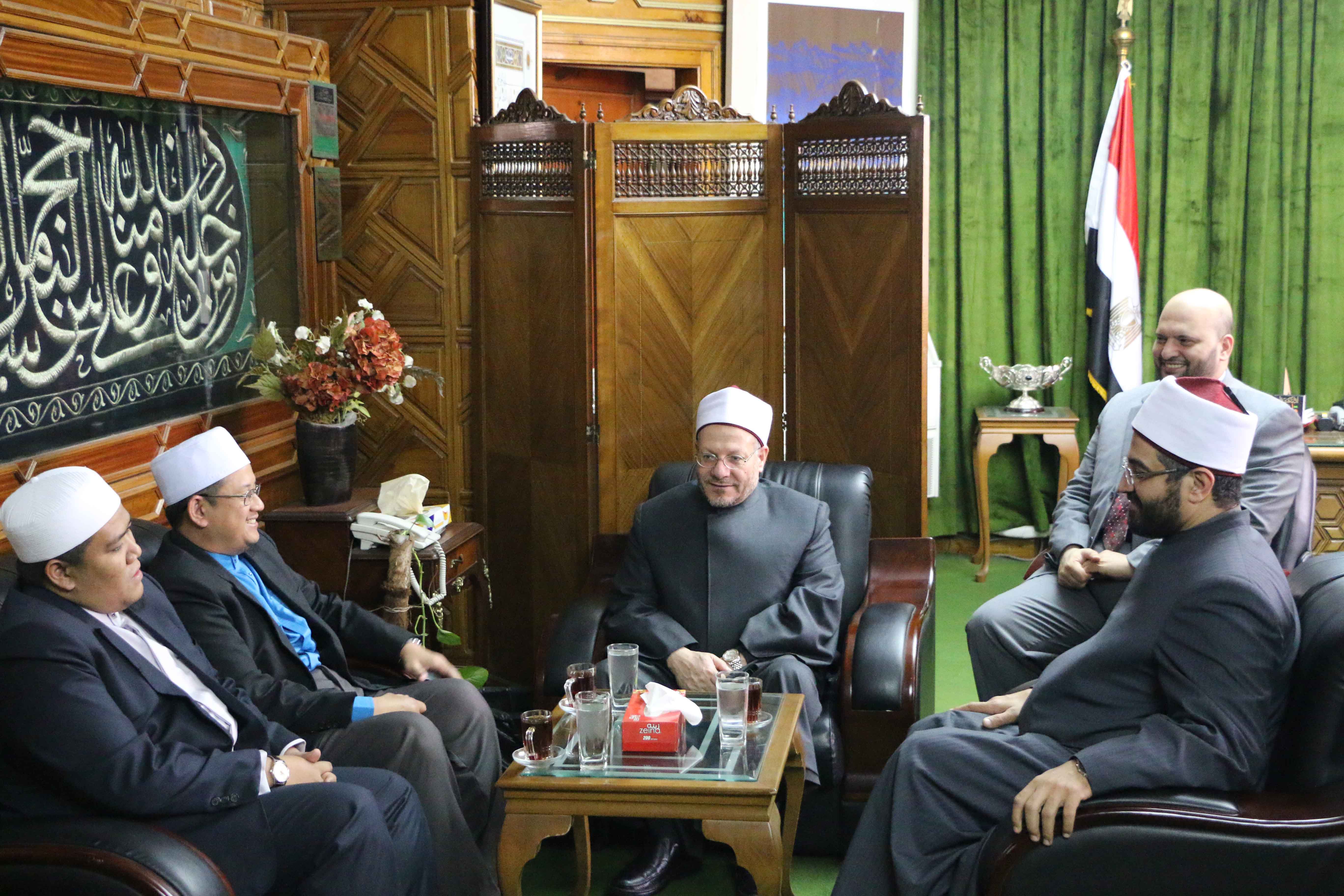 The Grand Mufti of Egypt receives the Grand Mufti of Singapore to discuss means of religious cooperation