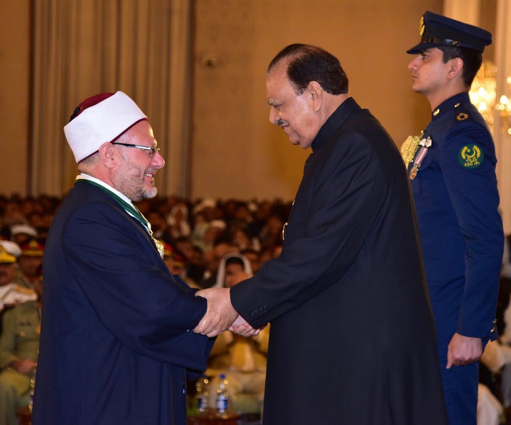 Egypt's Grand Mufti Receives Highest National Award in Pakistan