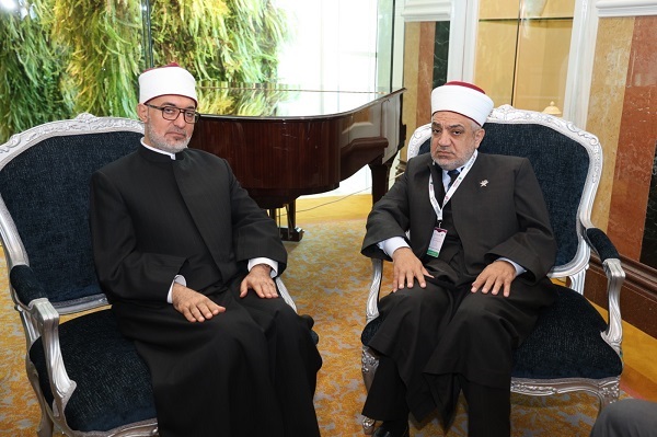 Le Mufti de la République, lors de sa rencontre avec le ministre jordanien des Affaires religieuses à Doha : les relations égypto-jordaniennes constituent un modèle exemplaire de coopération entre les institutions religieuses officielles.