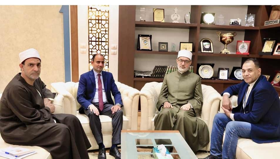 Le Mufti de la République reçoit le rédacteur en chef du portail Akhbar El Yom pour discuter de la coopération conjointe en matière de sensibilisation religieuse et de lutte contre les rumeurs et les idées erronées.