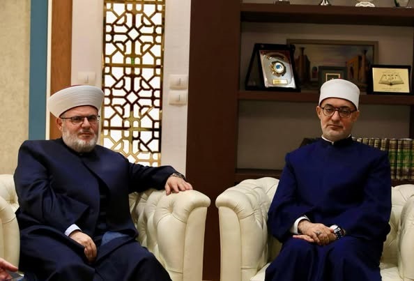 Le Mufti de la République reçoit le président du Conseil jurisprudentiel australien ; ensemble, ils examinent les perspectives de partenariat scientifique et de prédication au service des musulmans et de la lutte contre l’extrémisme.