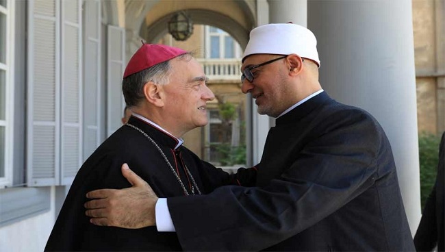 Le Mufti de la République présente ses condoléances pour le pape François à l'ambassade du Vatican au Caire.