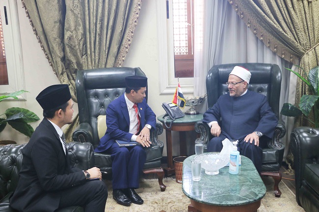 Egypt's Grand Mufti meets with Malaysia's ambassador to Cairo 