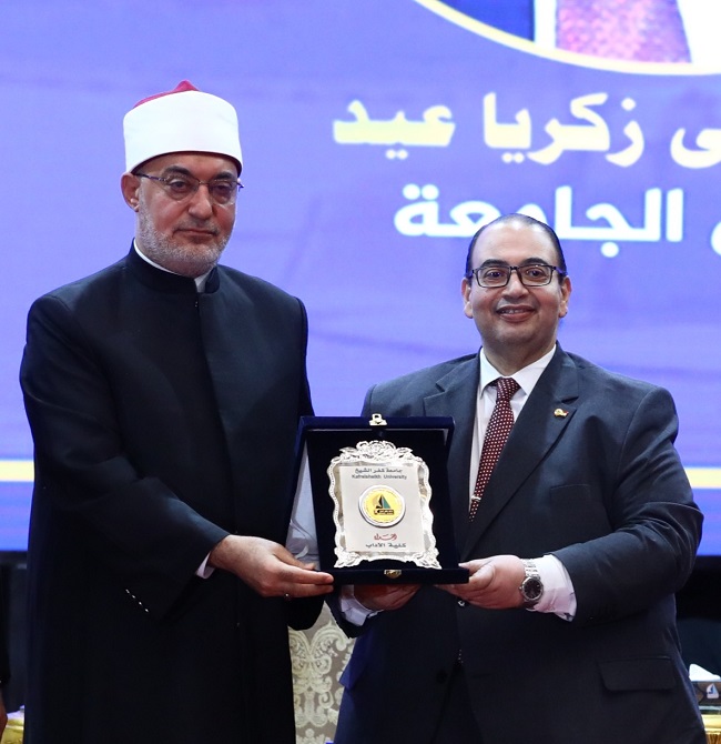 Lors de son allocution à l’Université de Kafr El-Cheikh, le Grand Mufti de la République a souligné les fondements d’une conscience numérique responsable et a affirmé que la liberté d’expression constitue une responsabilité éthique encadrée, indissociable des valeurs et qui ne doit pas sombrer dans une anarchie dépourvue de règles.