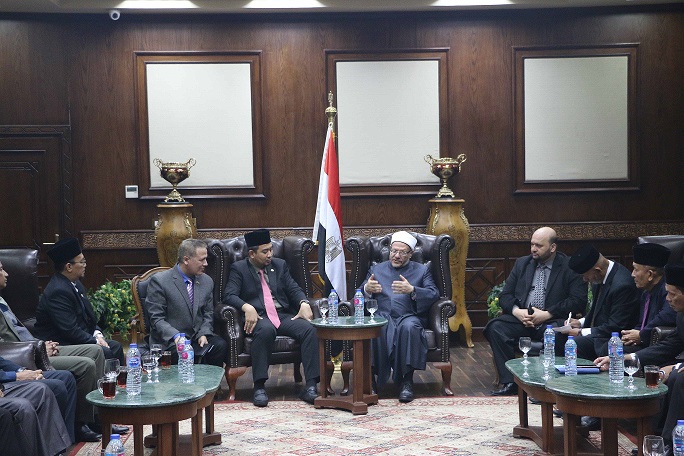 Egypt’s Mufti receives a high-level Malaysian delegation, discusses means of mutual religious cooperation