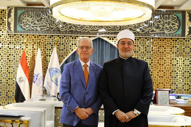 Le Grand Mufti de la République reçoit le chargé d’affaires de l’ambassade des États-Unis au Caire afin de renforcer la coopération conjointe.
