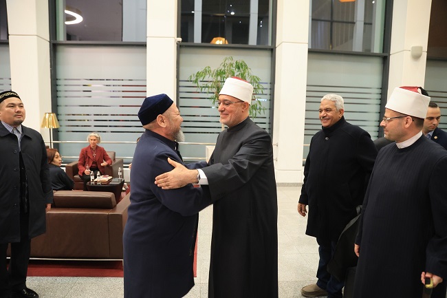 Accueil officiel de haut niveau pour le mufti de la République à son arrivée à Astana afin de participer au huitième sommet des dirigeants religieux.