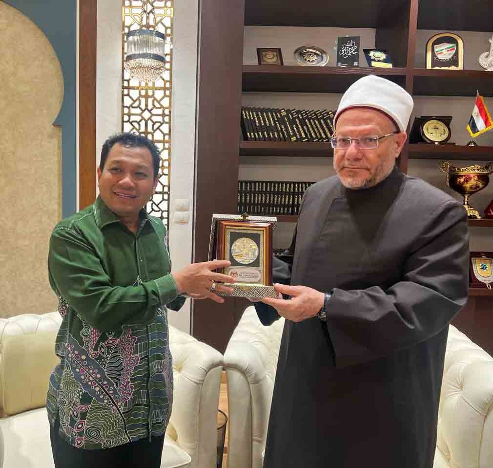 Egypt's Mufti meets Malaysian Ambassador for Farewell, Highlights Growth of Bilateral Relations 
