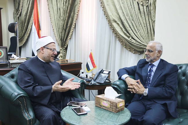 Egypt's Mufti meets Oman's ambassador to Cairo, congratulates him on his new diplomat position