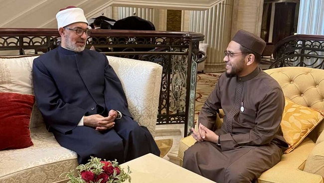 Le Mufti de la République rencontre le Mufti de Singapour à Abu Dhabi pour examiner les moyens de renforcer la coopération et d’échanger les expertises dans les domaines de la fatwa et de l’enseignement religieux.